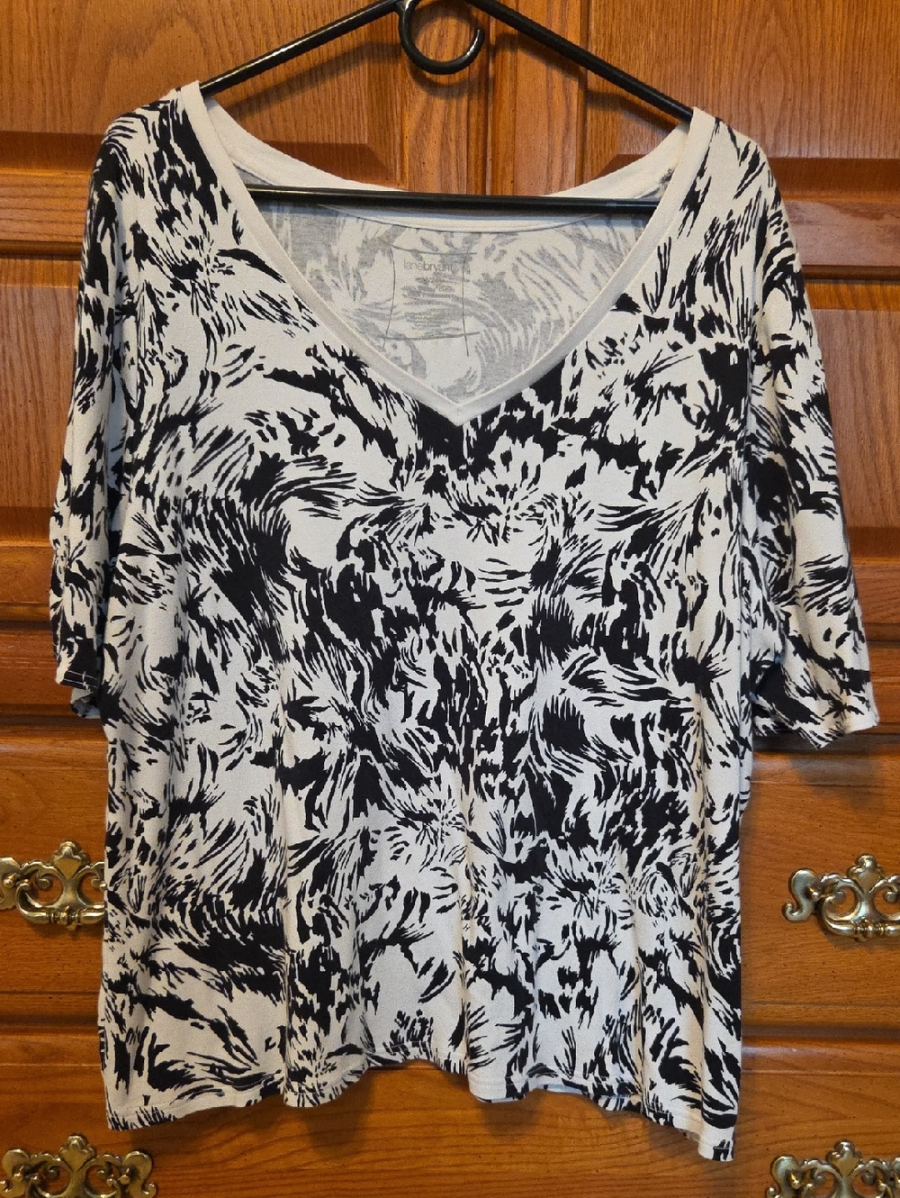 Lane Bryant Black and White V-Neck Abstract Print Top